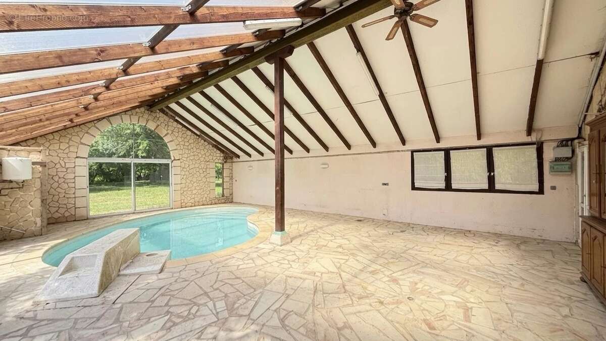 Ensemble immobilier : Maison 146 m2, maison annexe 50 m2, pi - photo 2