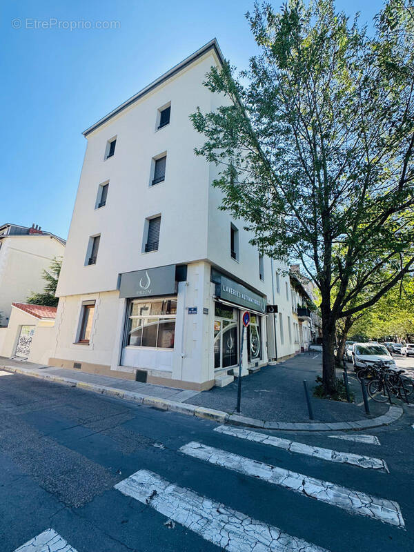 Grenoble strop affaire   local  60 m2 possible restauration  bar.. - photo 4