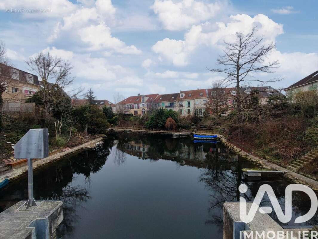 Photo 2 - Commerce à CERGY