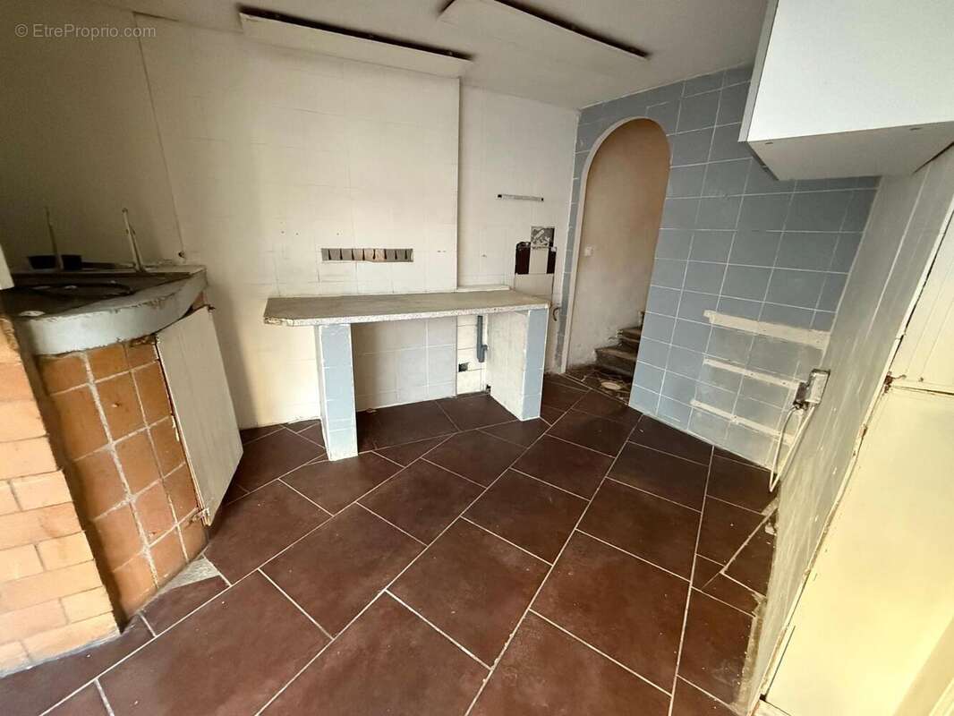   - Commerce à AUBENAS