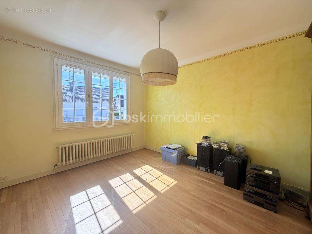 Maison familiale de 136 m² avec sous-sol complet et dépendances - photo 6