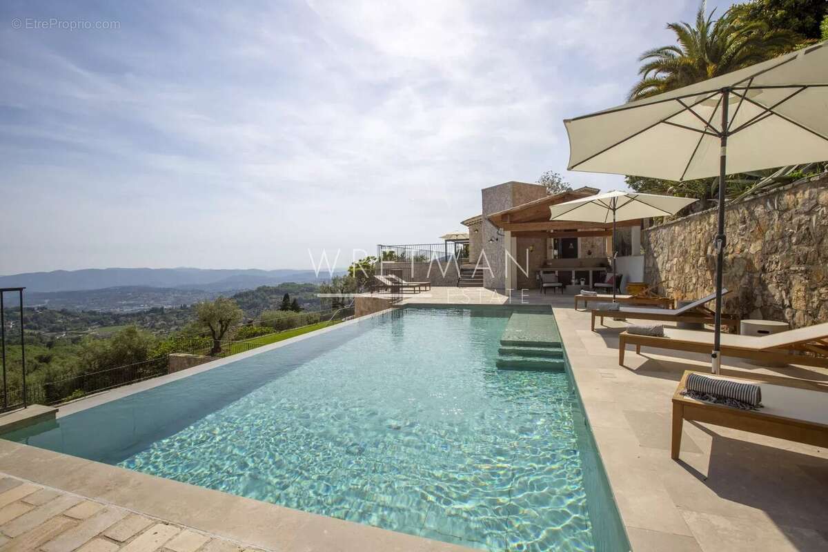 Maison à CHATEAUNEUF-GRASSE