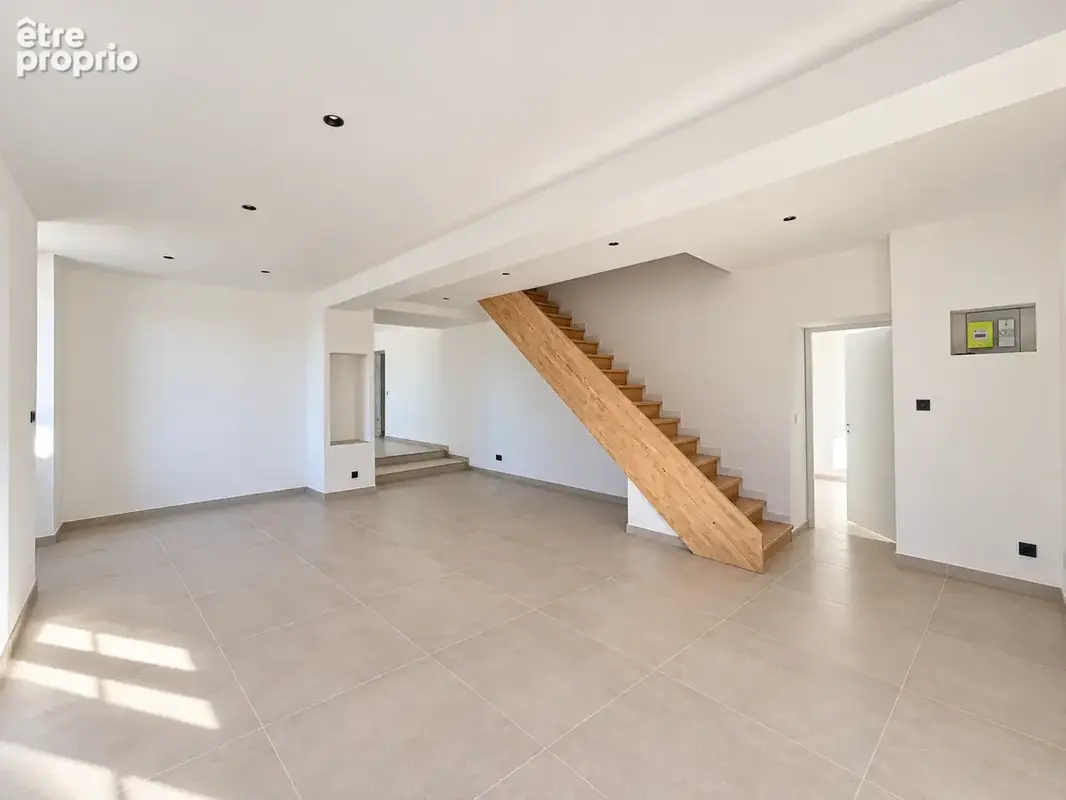 Maison T5 d’environ 145 m2  rénovée avec extérieur et stationnements. Situé à 18 min de Vienne sur la commune - photo 3
