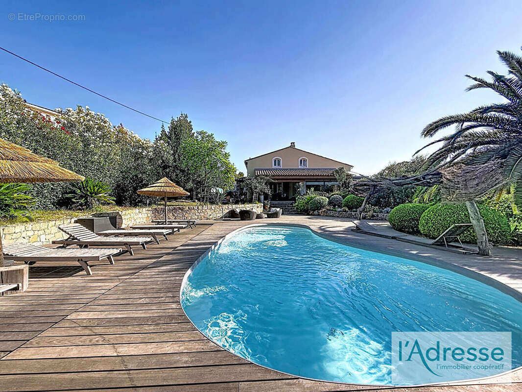 Propriété de caractère - 234 m² + 105 m² de volumes complémentaires dont un T2 indépendant - Piscine - Terrain 2600 m² - photo 2