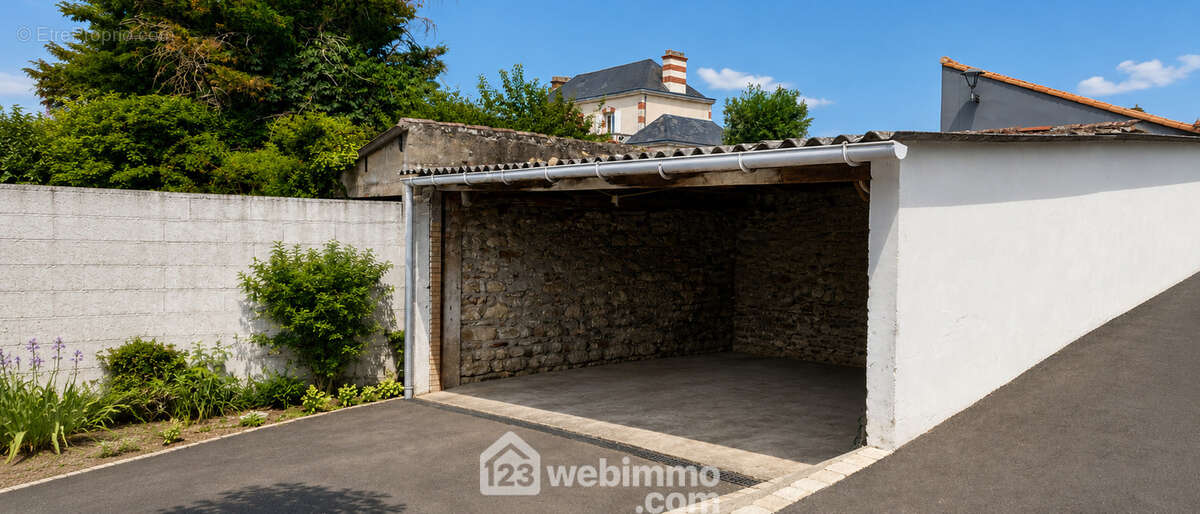 Carport /Garage pouvant accueillir deux véhicules