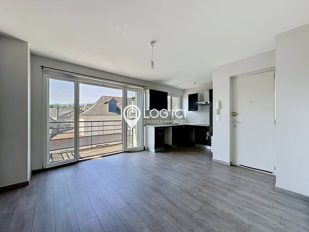 Appartement à NAY