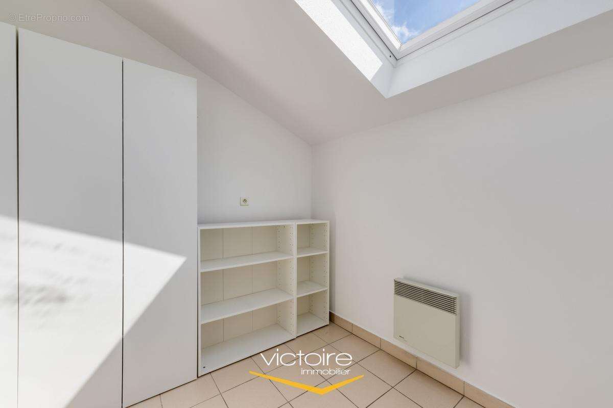 Montchat / Grange-Blanche - T2 bis 64 m² au dernier étage avec véranda face aux toits - photo 9