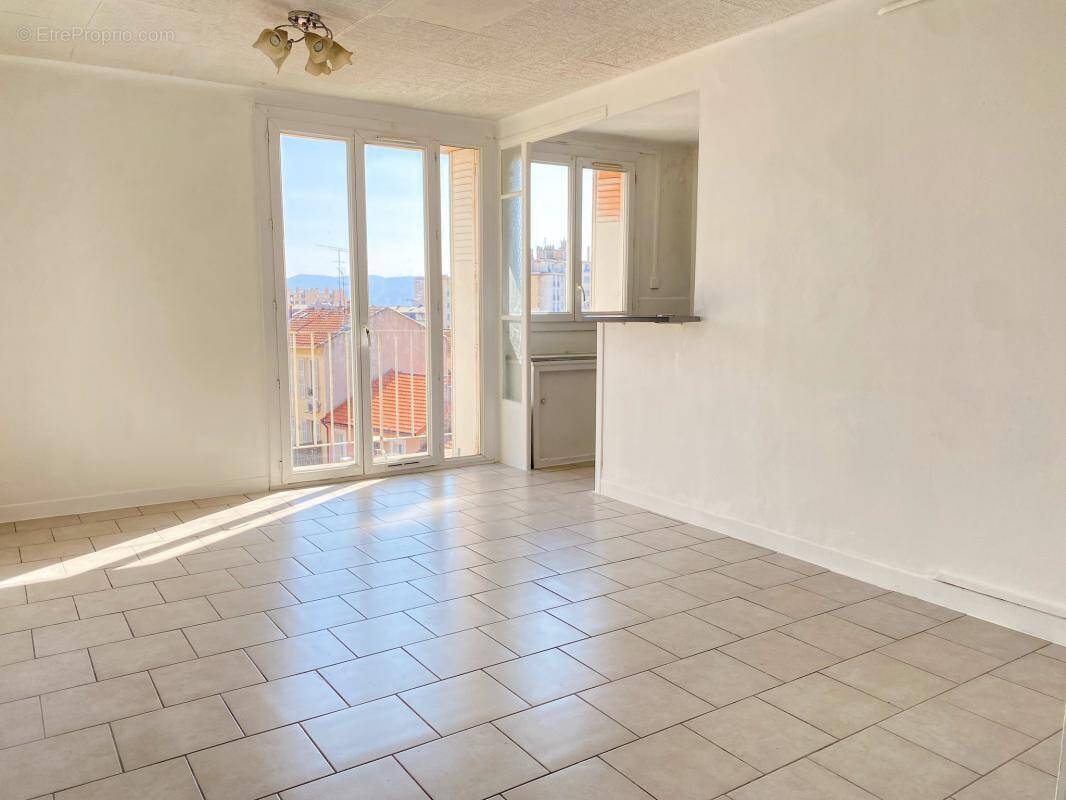 Appartement à MARSEILLE-4E