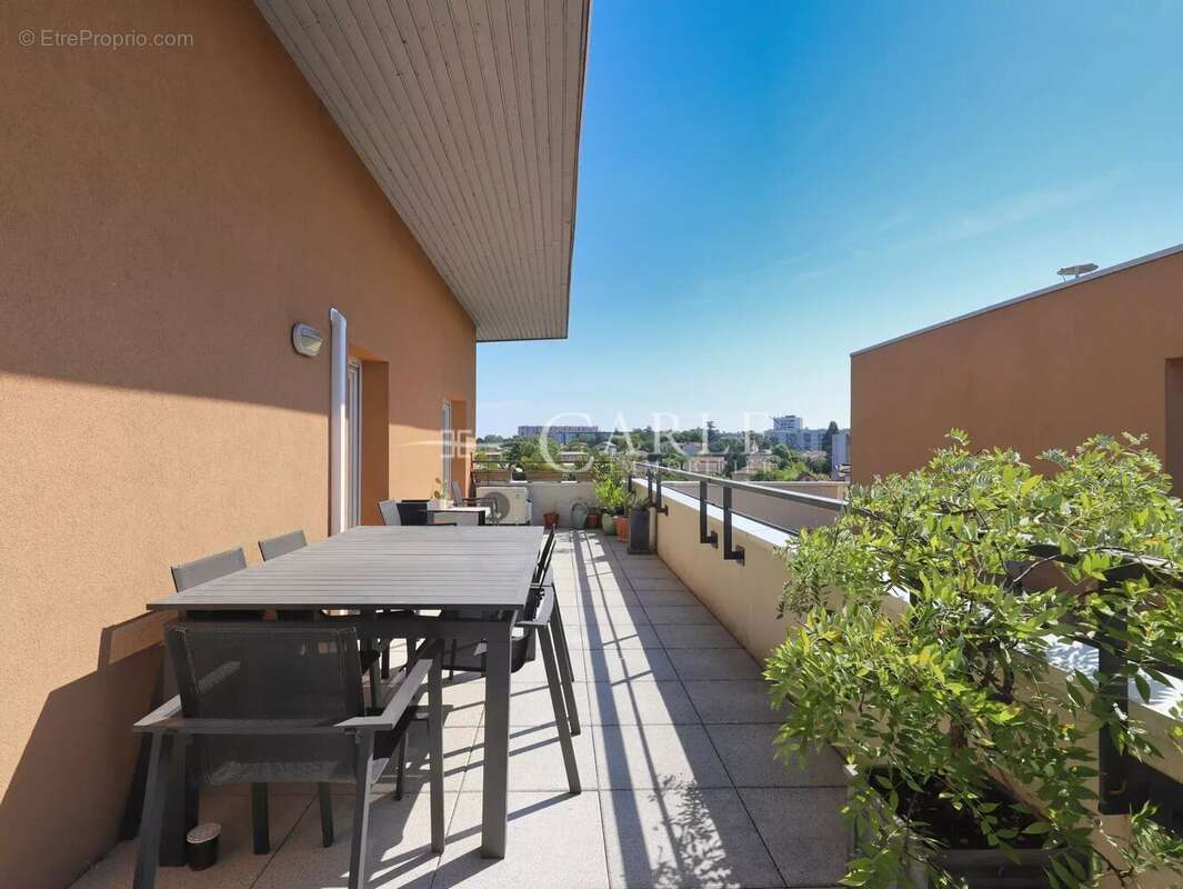 Appartement à DECINES-CHARPIEU