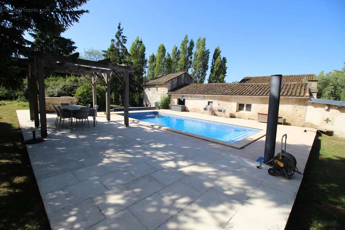 Charmante propriété de caractère comprenant trois chambres, une grange et une piscine chauffée - photo 14