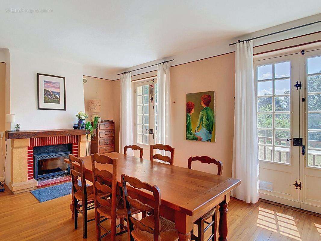 Maison à BEYNAC-ET-CAZENAC