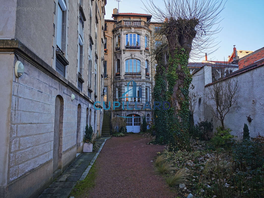 Appartement de caractère avec garage en hyper-centre de Roanne - photo 17