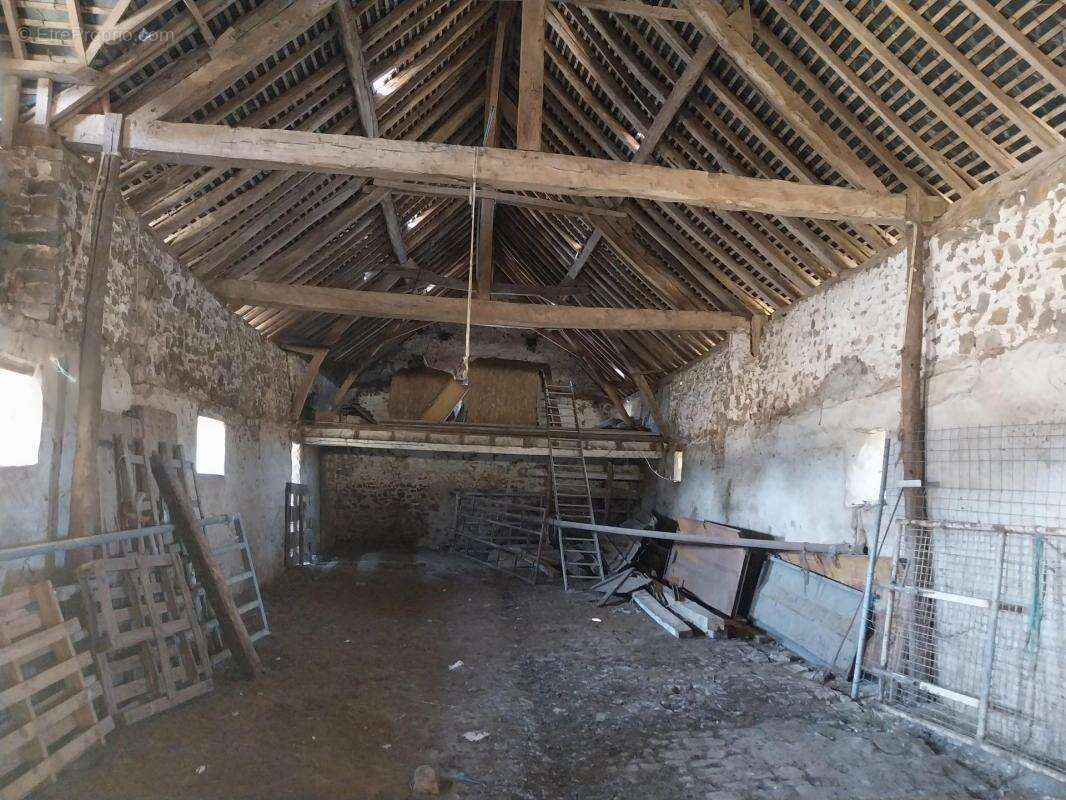 Beaux volumes ancien corps de ferme a renove - photo 4