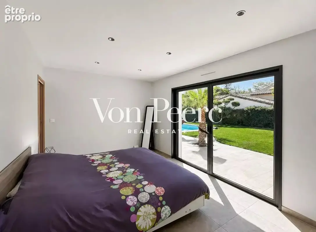A Mollégès : A vendre maison contemporaine de plain-pied, 5 chambres avec jardin et piscine - photo 7