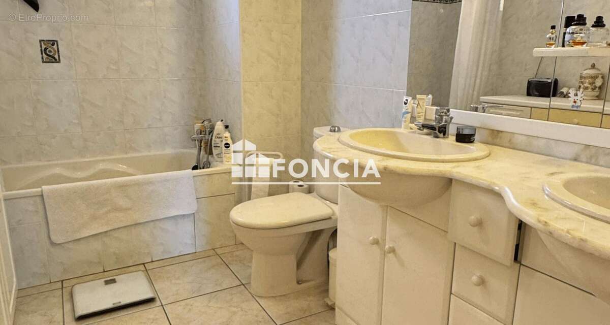   Saint-Raphaël Centre ville - Appartement T4 — 105m² — Dernier étage -- Garage -- Cave - photo 11