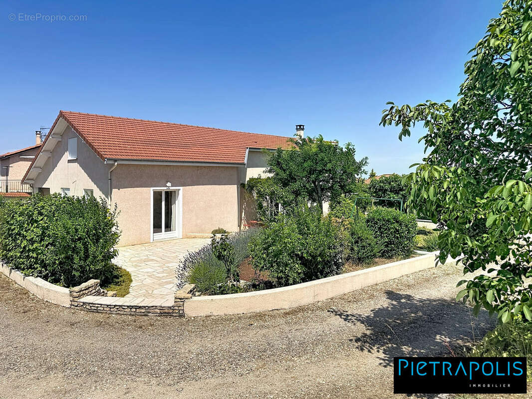Maison 185 m² à Genilac  - photo 2