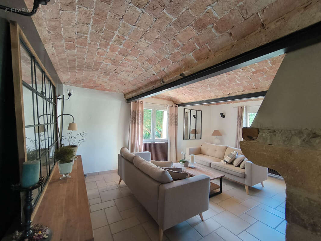 Mirmande. propriete en pierre de pays. renovee en totalite  223.72 m2. parc 1527m2 clos. piscine. dependances - photo 7
