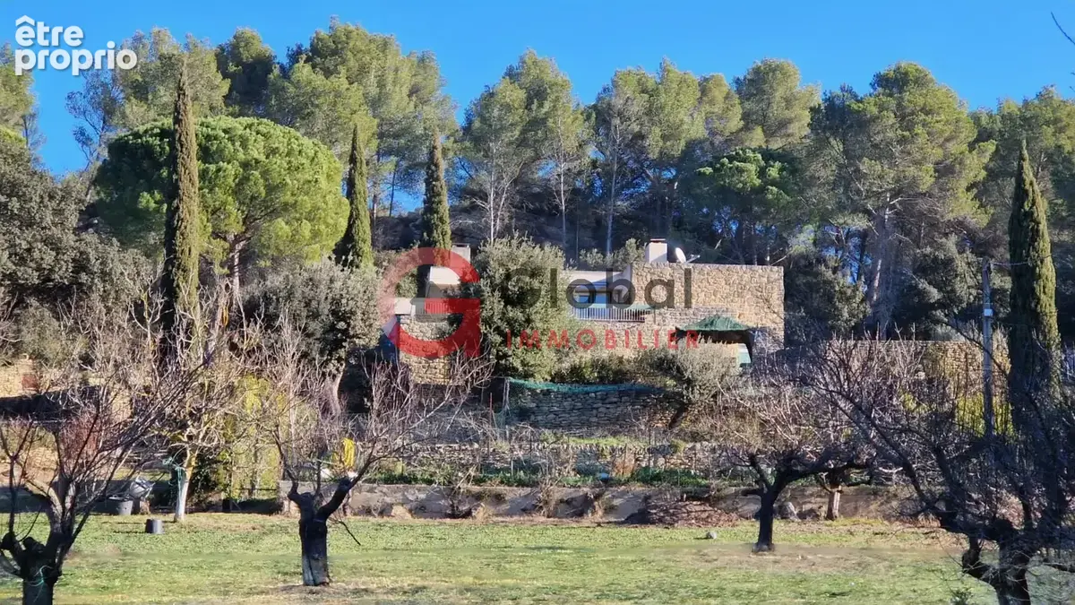 Propriété en campagne avec 2 maisons, terrain de 7 200 m2 et piscine   entre Grans et Cornillon-Confoux - photo 1