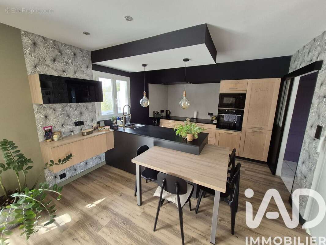 Maison 152 m² à Saint-Christophe-Sur-Roc  - photo 3