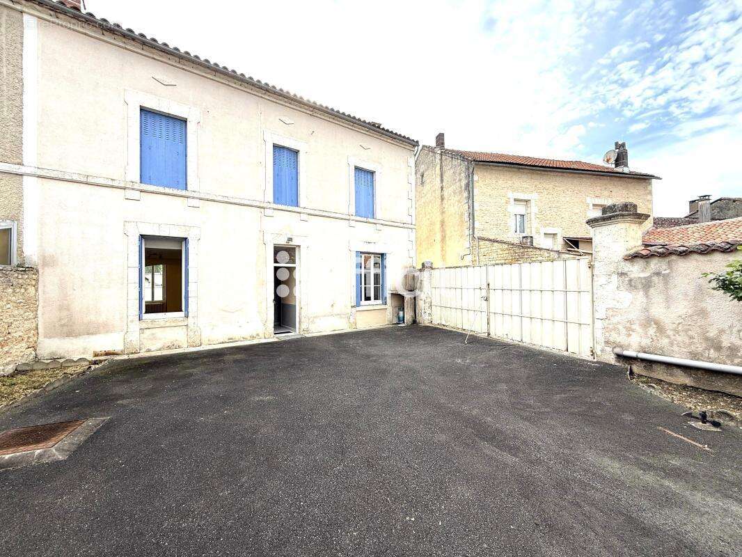 Maison 160 m² à Aunac  - photo 2