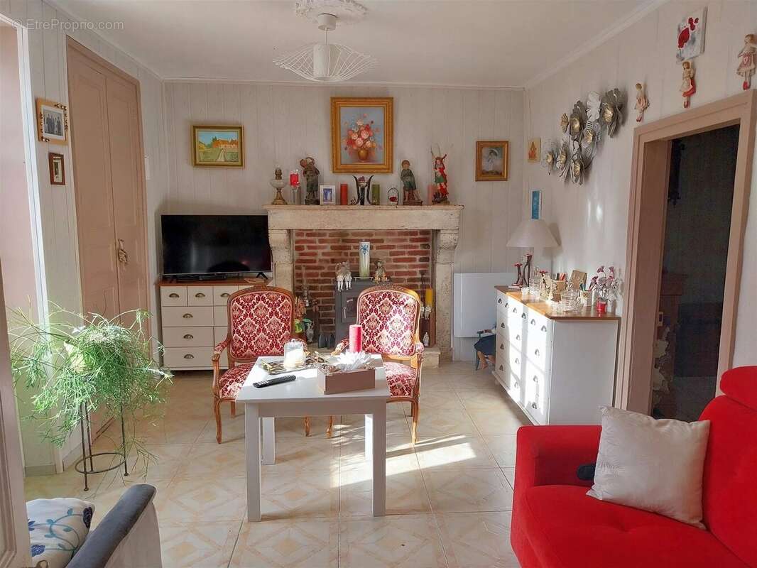 Maison à SAINT-HILAIRE-SUR-BENAIZE