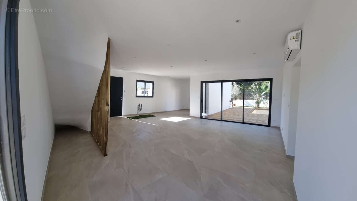 Maison à ROQUEBRUNE-SUR-ARGENS