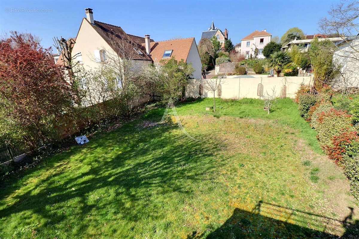 Maison à LE MESNIL-LE-ROI