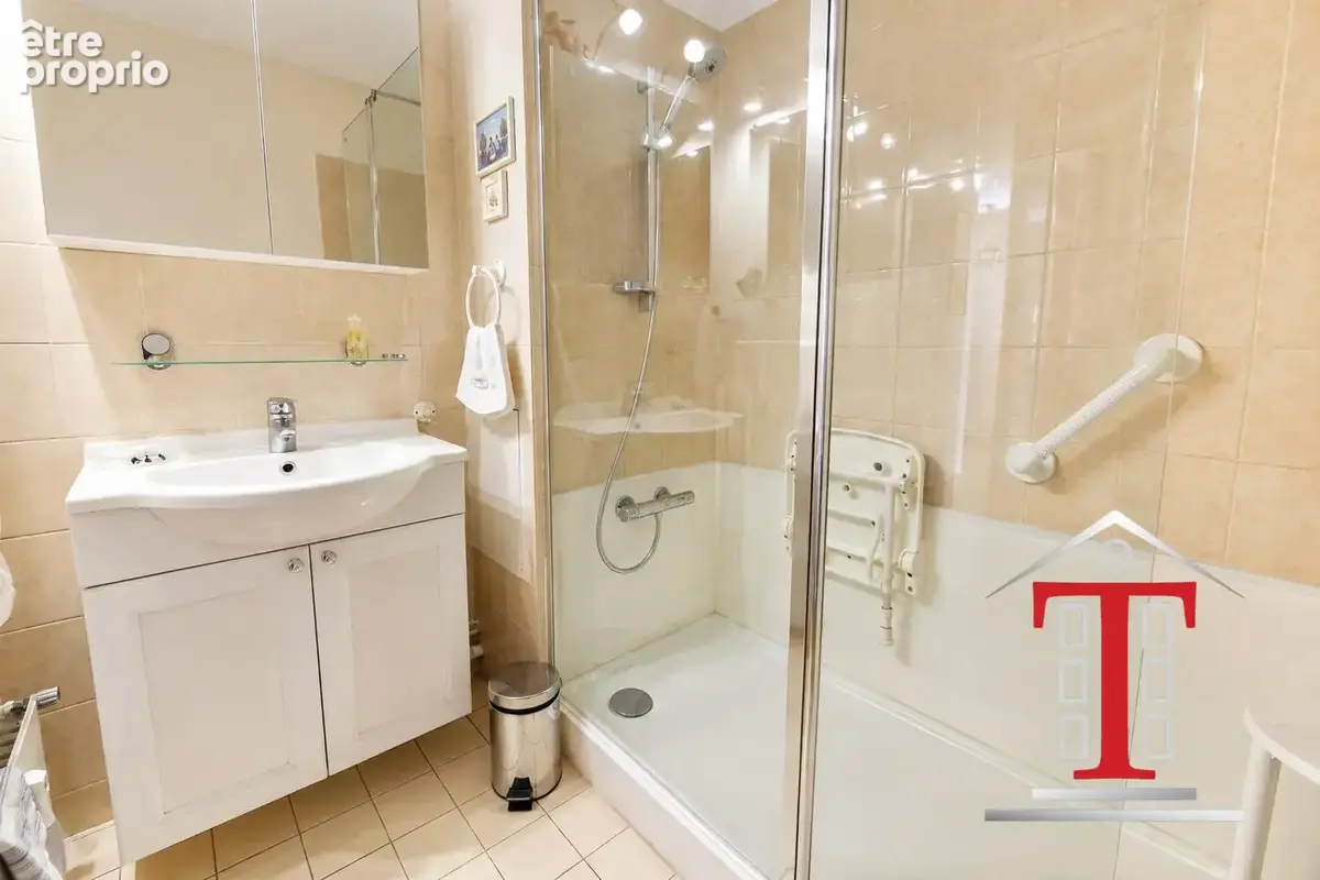 Salle de douche accessible PMR