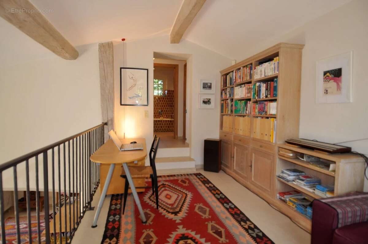 À Vendre  Propriété d'Exception avec Villa principale, Maison d'invité et Dépendance - photo 17