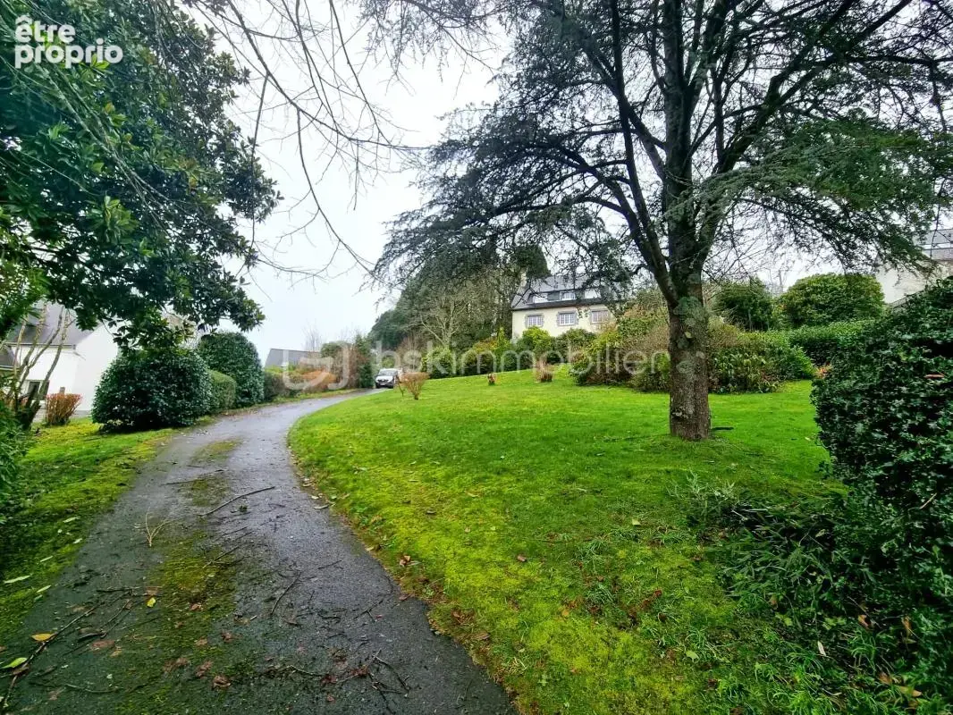 ELLIANT – Proche centre - Maison de 270 m2 sur près de 3000 m2 de terrain - photo 4