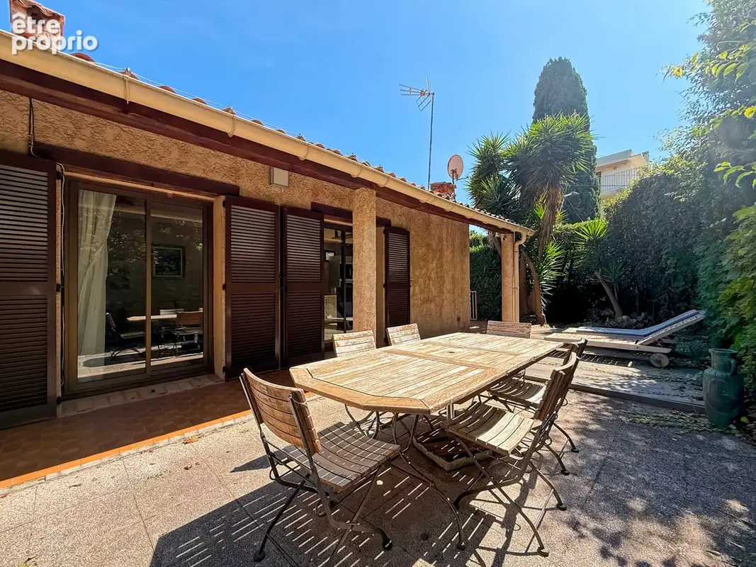 Villa à vendre  Début du Cap d'Antibes  Emplacement exceptionnel à deux pas des plages - photo 11