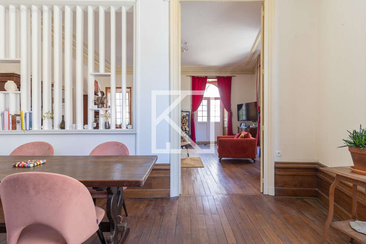 Maison 220 m² à Argenton-Chateau  - photo 6
