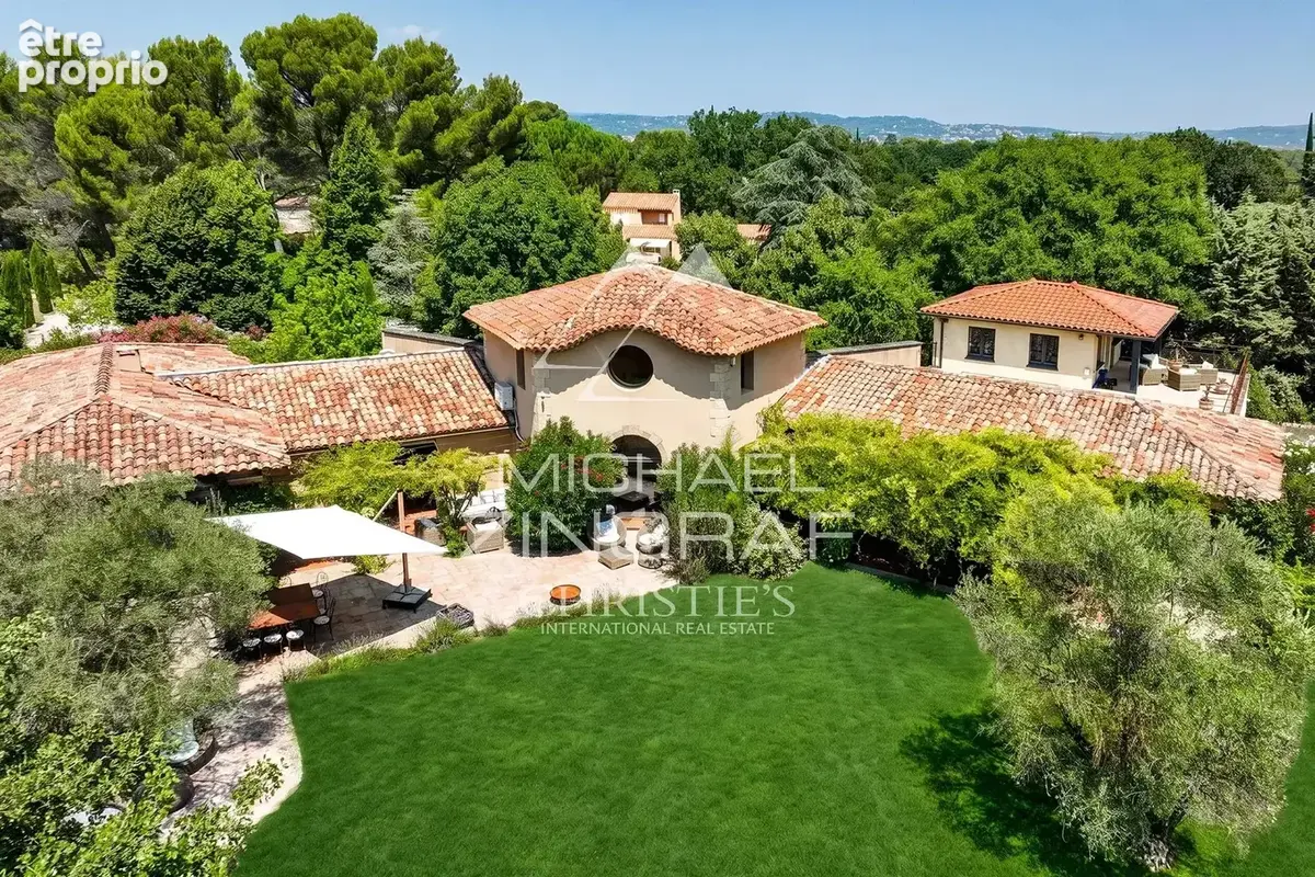 À quelques minutes du cœur d'Aix-en-Provence – Propriété d'exception de 12 pièces de 650 m² sur 1,2 hectares - photo 2