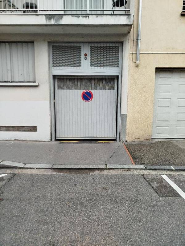   - Parking à VILLEURBANNE