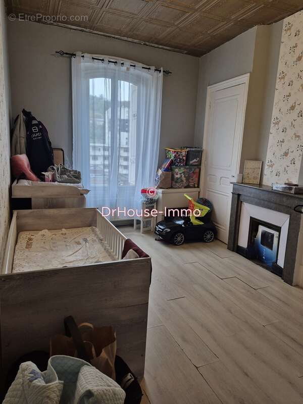 Appartement à LE CHAMBON-FEUGEROLLES