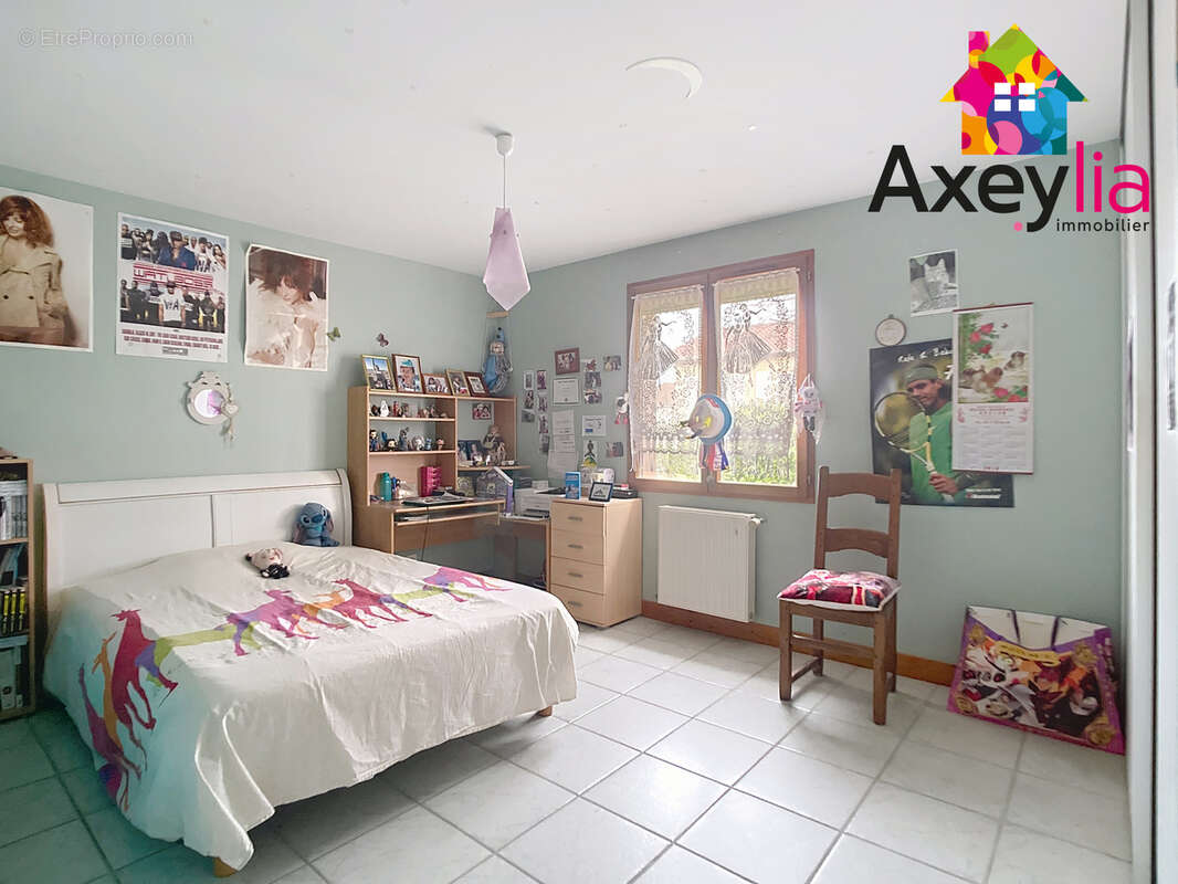 A vendre - riorges - maison de plain-pied avec quatre chambres, garage, terrain et spa de nage - photo 8
