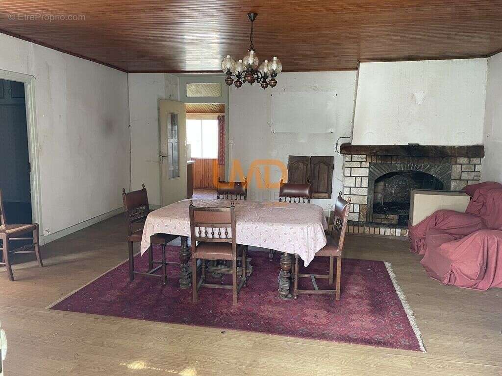 Maison à DECAZEVILLE