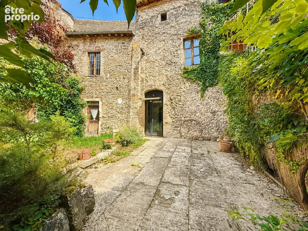 Propriété historique 312 m2 élevée sur caves voûtées, garage et plus de 1 000 m2 de terrain - photo 9