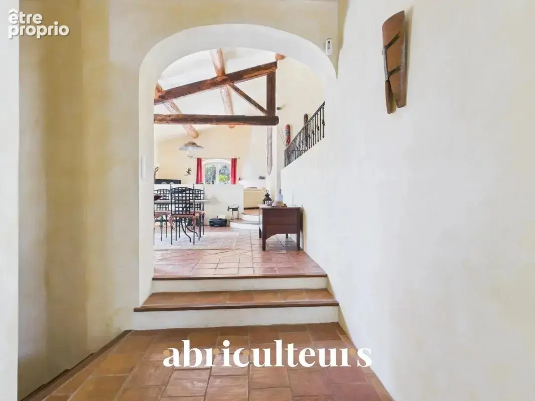 Splendide villa de 296 m² avec piscine, sauna, spa, terrain de 1,2 ha et vue exceptionnelle à Rognes (13840) - photo 8