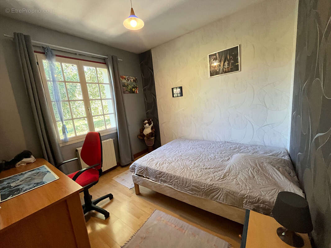 Maison à MONTMOREAU-SAINT-CYBARD