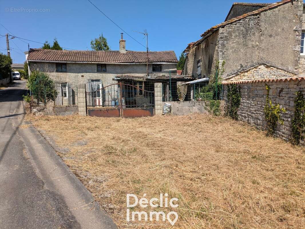 Maison à rénover avec grange  idéalement située à Aunac, proche des commodités - photo 2
