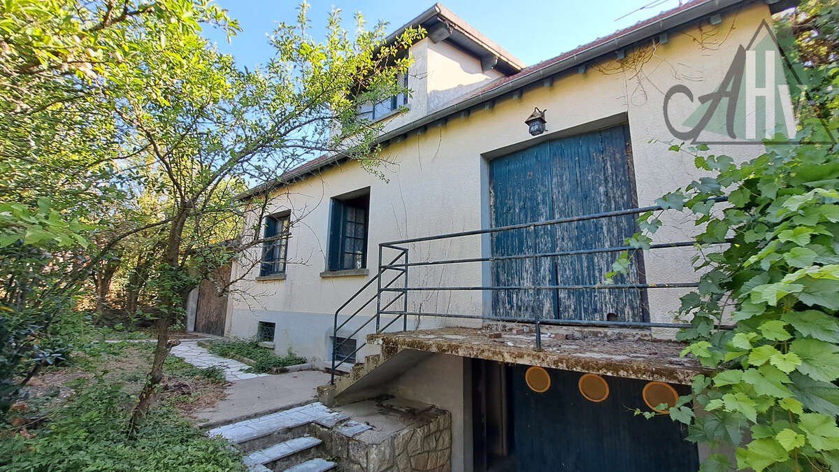 SOUCY - Maison à rénover de 105 m2 avec 4 chambres, sous-sol et deux garages. - photo 14