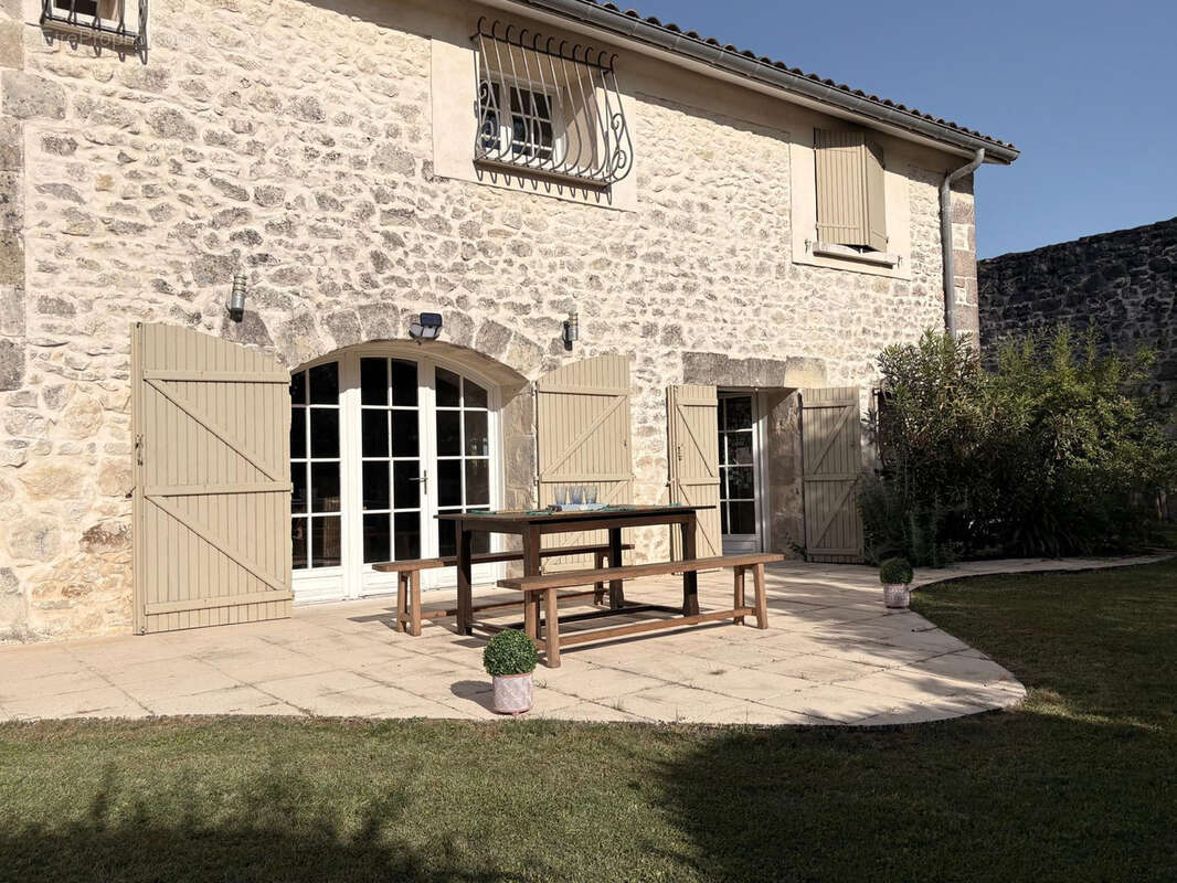Maison familiale de caractère   370 m2   Piscine   8000 m2 de terrain   Lesparre en Médoc - photo 13
