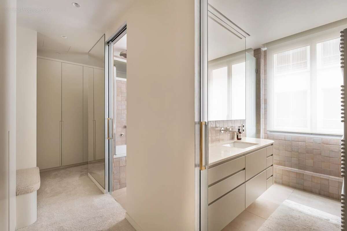 Appartement à PARIS-16E