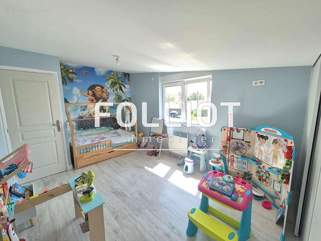 Maison moderne à vendre à Saint Planchers - 4 chambres, grand standing - photo 9