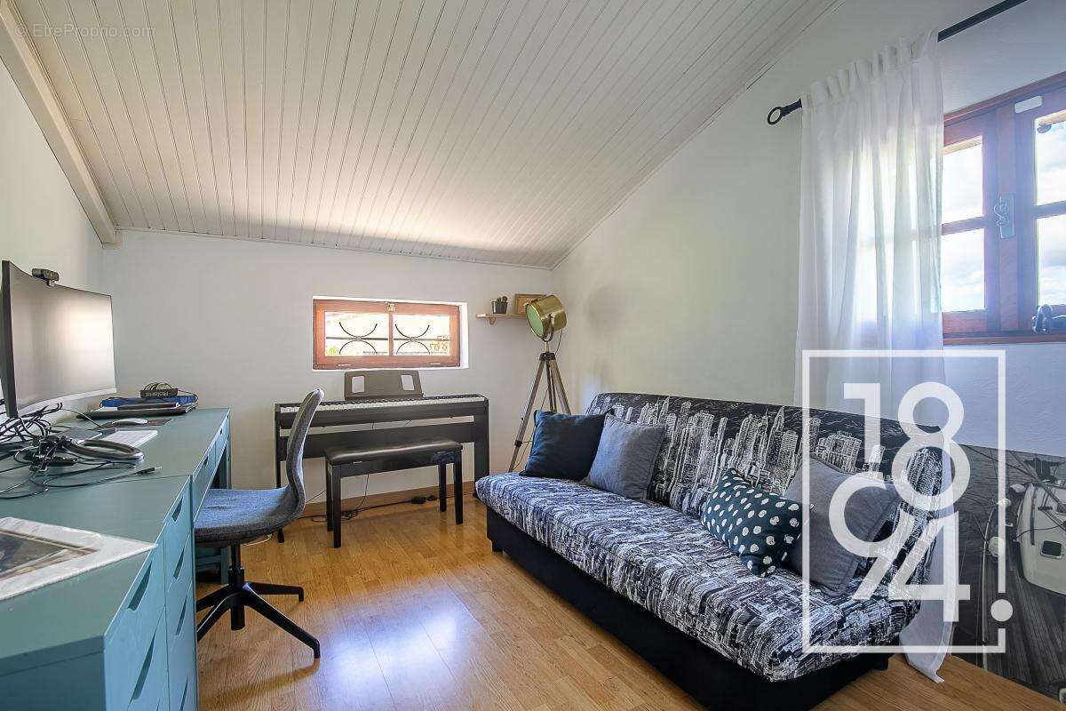 Maison à LE PUY-SAINTE-REPARADE