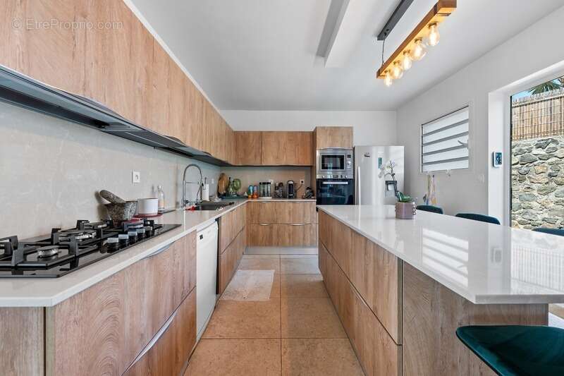 Maison à vendre 10 pièces SAINT GILLES LES BAINS (974) - photo 4