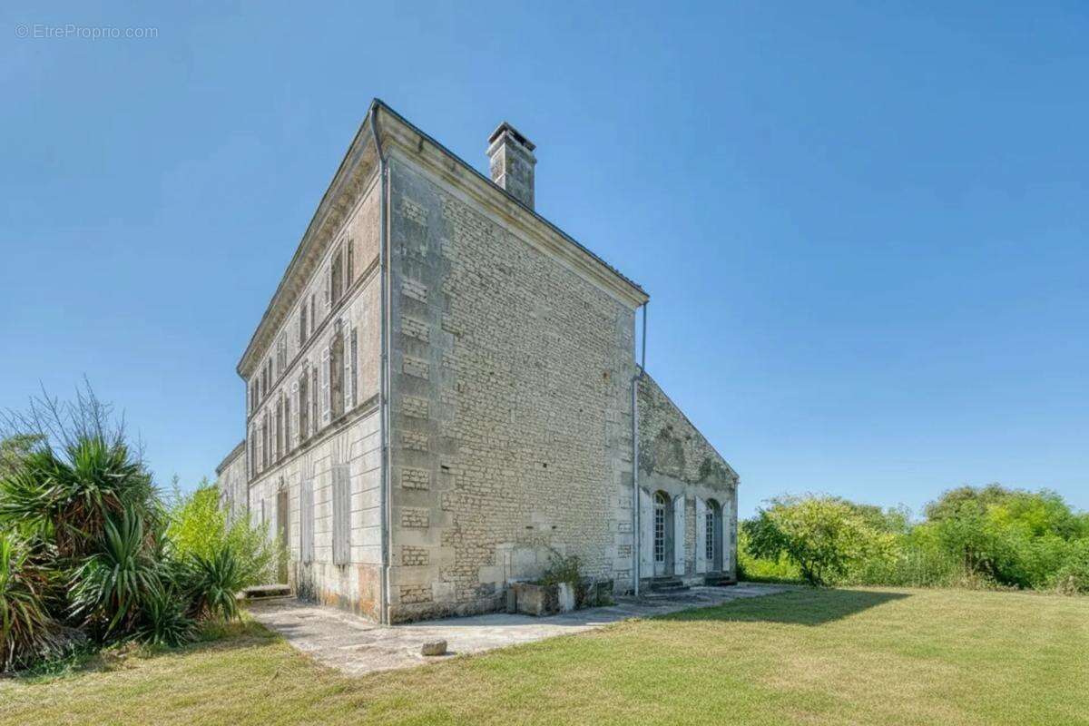Maison de 8 pièces de 244 m² à Saint-Sever-de-Saintonge - photo 18