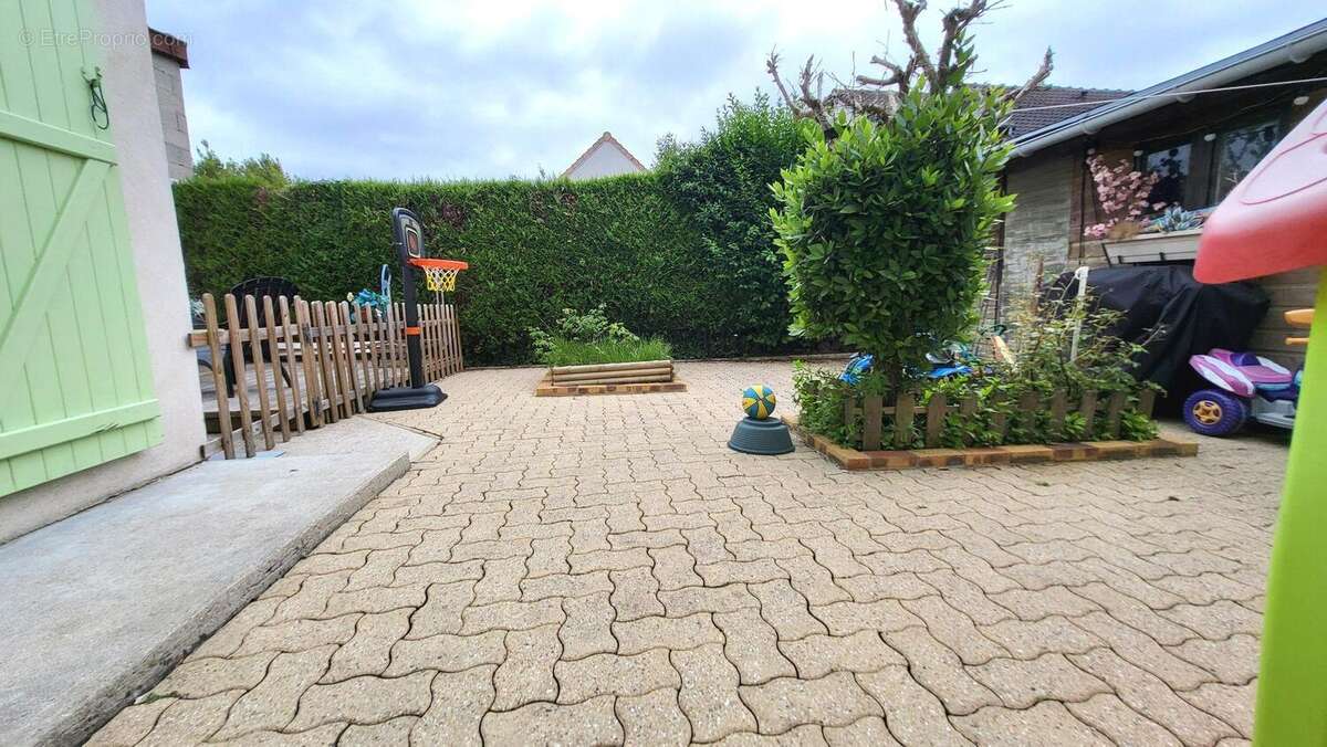 Maison à LES CLAYES-SOUS-BOIS