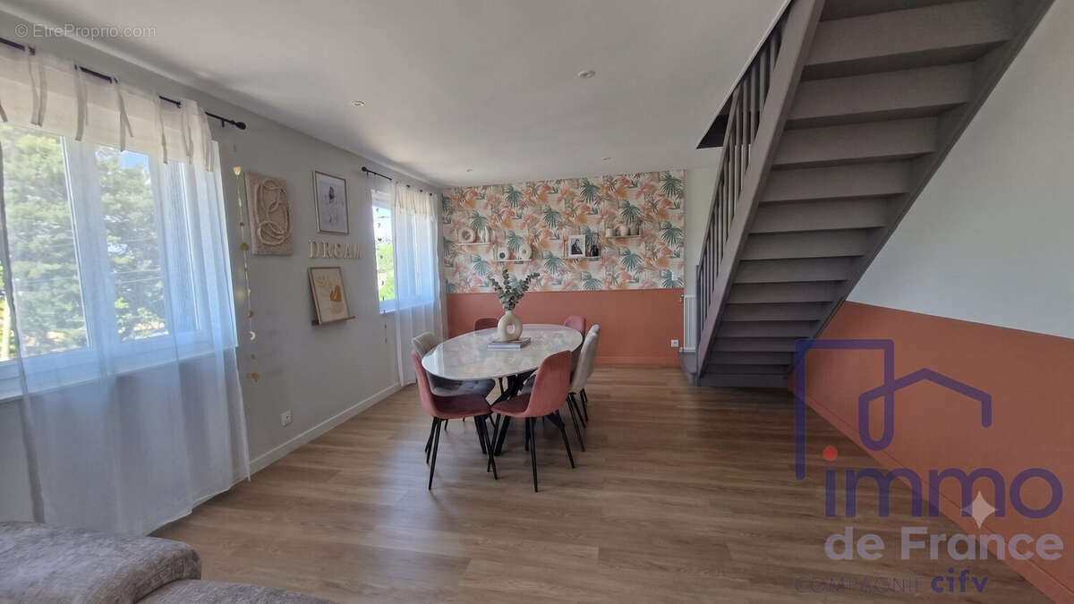 salle a manger actuelle - Appartement à SAINT-JUST-SAINT-RAMBERT